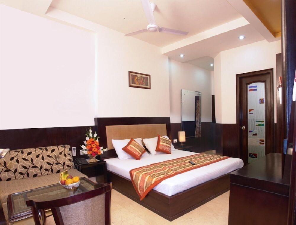 Hotel Apra Deluxe New Delhi Room photo