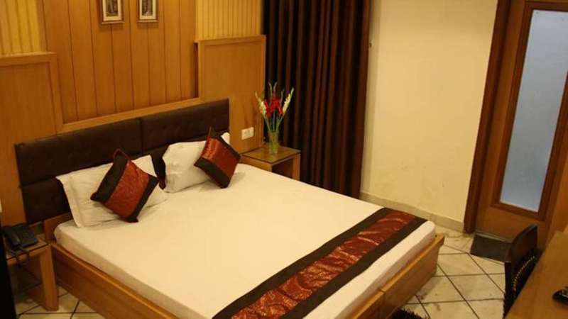 Hotel Apra Deluxe New Delhi Room photo