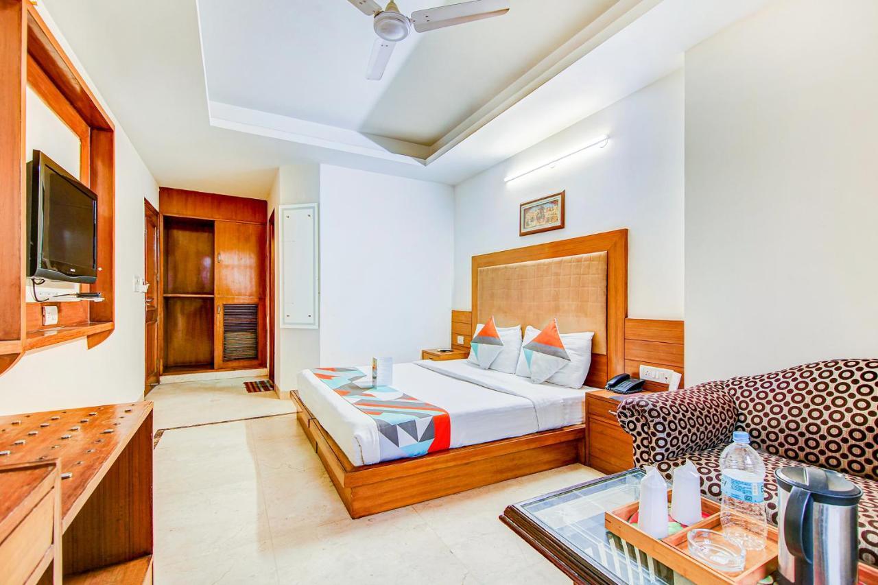 Hotel Apra Deluxe New Delhi Exterior photo